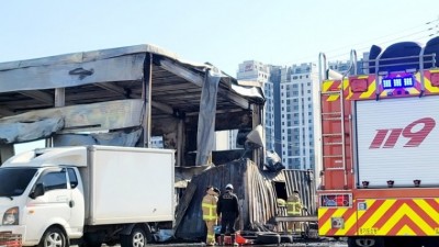 [김포인TV] 향산리 창고 화재로 건물, 컨테이너 전소