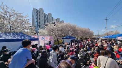 4년 만의 김포 벚꽃축제... 꽃도 사람들도 ‘활짝’