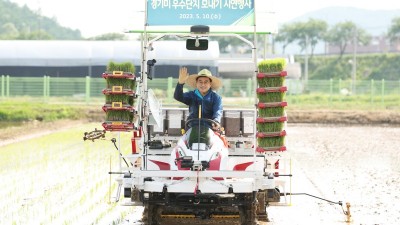 김동연, 파주 모내기 현장 방문... 농업인 격려