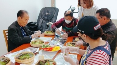 운양 반도6차 마을공동체 3GO, 영양 도시락 어르신들께 배달