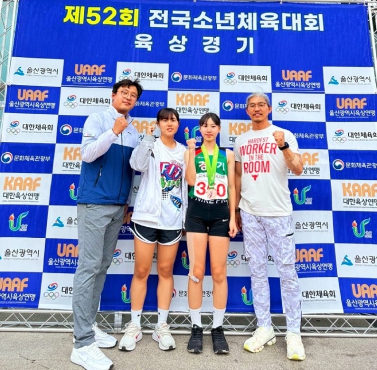 김포 금파중 제52회 전국소년체육대회 육상 동메달 획득(왼쪽부터 김탁영코치, 3학년 이아정 학생, 2학년 노윤서 학생, 이상윤 지도교사).jpg