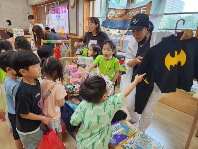 김포한가람유치원 환경을 지키고 나눔을 실천하는 아나바다 플리마켓 개최1.jpg