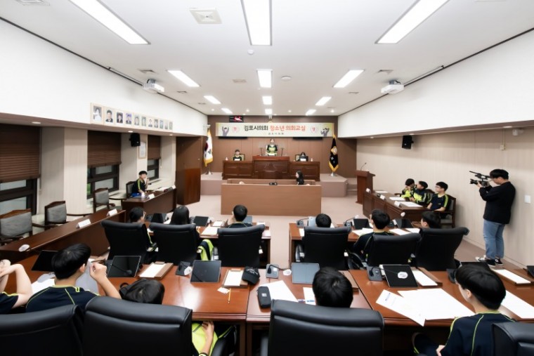 2023.06.29 하늘빛중학교 김포시의회교실 전경._블러 (1).jpg