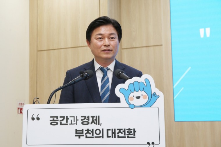 1-7. 조용익 부천시장이 2023년 새해 기자회견을 통해 부천시의 비전인 ‘공간복지’와 ‘경제도약’을 설명하고 있다.JPG