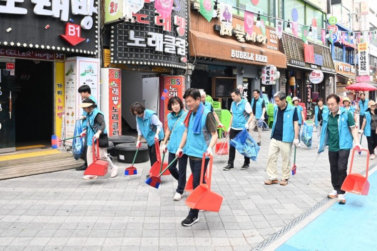 1-2. 조용익 부천시장이 취임 1주년을 맞은 지난 3일 신중동 먹자거리에서 환경정비 활동을 하며, 현장 곳곳을 살펴보고 있다.jpg