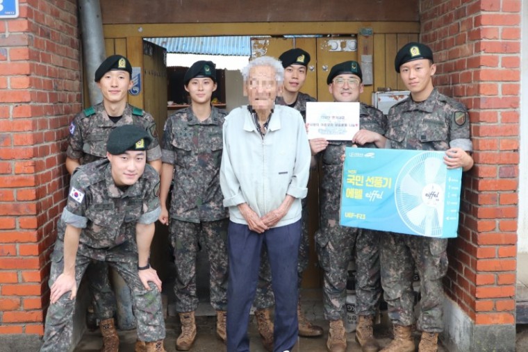 3. 17사단 번개대대 하성면에 선풍기 등 기탁 (1).jpg