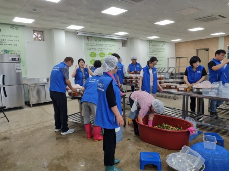 3-4 월곶면 지역사회보장협의체, 홀몸 어르신들에 식사 대접.jpg