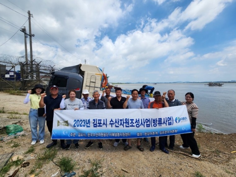 5-2 김포시 한강 일원에 어린 황복 35만 마리 방류.jpg