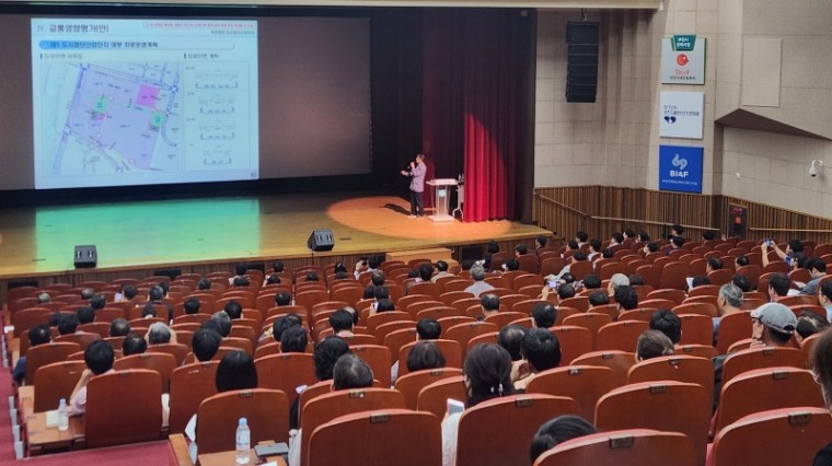 1-1. 부천시는 지난 11일 부천시청 어울마당에서 부천 대장 도시첨단산업단지 조성과 관련해 지역 주민들을 대상으로 설명회를 개최했다..jpg