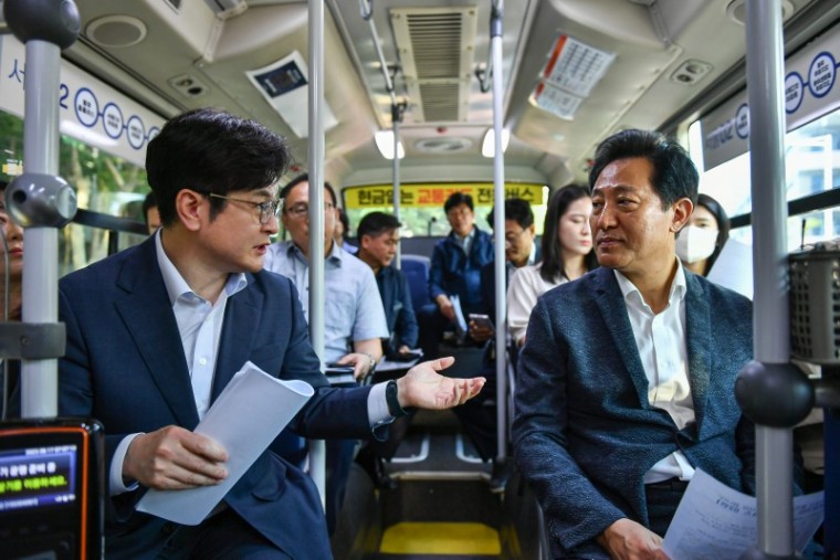 1-1 김병수 김포시장과 오세훈 서울시장이 서울동행버스 합동점검시승식에서 소통하고 있다..jpg