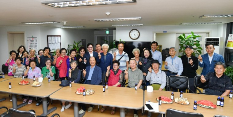 1-3. 김병수 김포시장이 27일 추석을 맞아 마산동 한강센트럴블루힐 경로당을 방문해 어르신들과 담소를 나누고 있다.jpeg