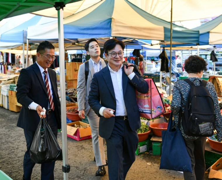 2-6. 김병수 김포시장과 시청 직원들이 27일 추석을 맞아 김포5일장을 방문해 상인들을 격려하고 추석 농수축산물을 구매하고 있다.jpeg