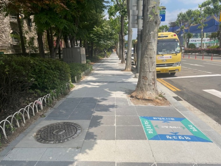 1.[기획] 고양시, 주요도로 연결망 확충 (4)주요방향을 표시한 대형보도블록이 설치된 은빛로.jpg