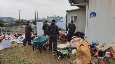 부천고 김포동문회, 벽지ㆍ장판 교체 봉사하고 냉장고 기부