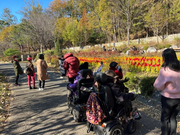 1. 참여자들이 자연생태공원 내 수목원을 산책하며 가을풍경을 만끽하고 있다.jpg