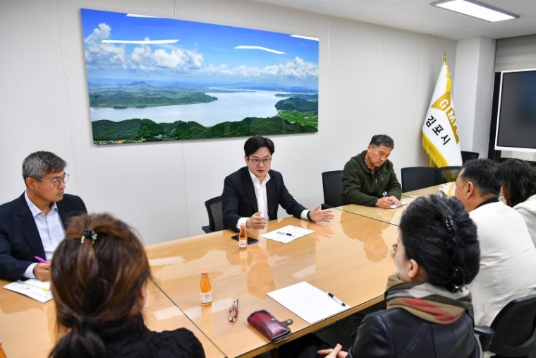 1-1. 김병수 김포시장이 지난 16일 김포시 자율방범기동순찰연합대와 김포시어머니자율방범연합대를 만나 서울 편입에 대한 의견을 청취하고 있다.JPG