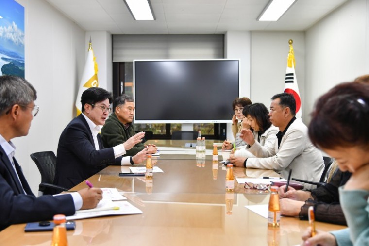 1-2. 김병수 김포시장이 지난 16일 김포시 자율방범기동순찰연합대와 김포시어머니자율방범연합대를 만나 서울 편입에 대한 의견을 청취하고 있다.JPG