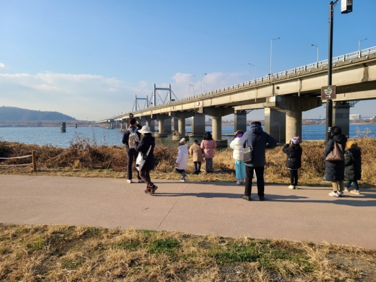 1-1. 겨울, 새가 날다 프로그램에서 철새 관찰 중인 모습.jpg