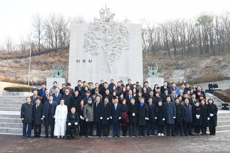 3. 2024년 1월 1일 원미산 현충탑 참배 후 단체 기념촬영하는 모습.jpg