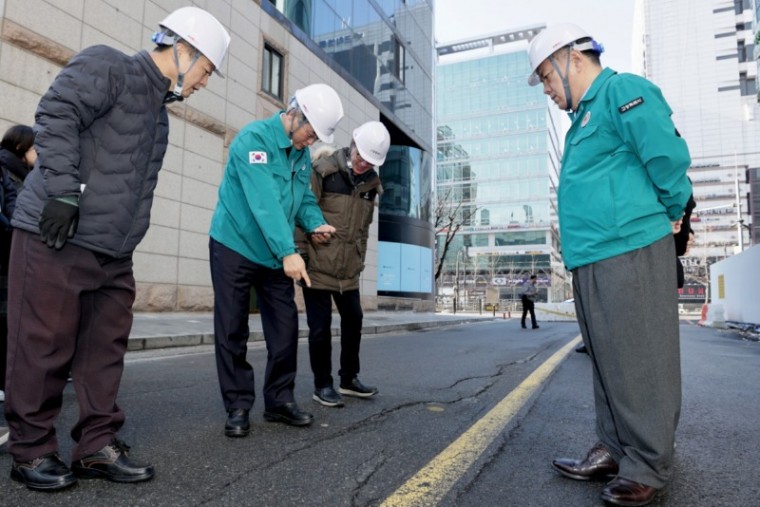 1-1.이면도로 균열 현장을 점검하는 이동환 고양특례시장.jpg