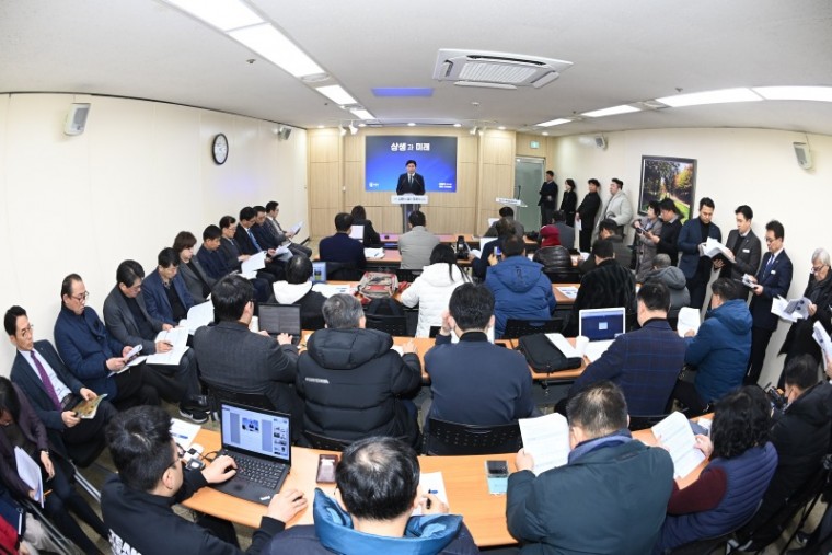 1. 조용익 부천시장이 2024년 새해 기자회견을 통해 시정 방향과 비전을 설명하고 있다..JPG