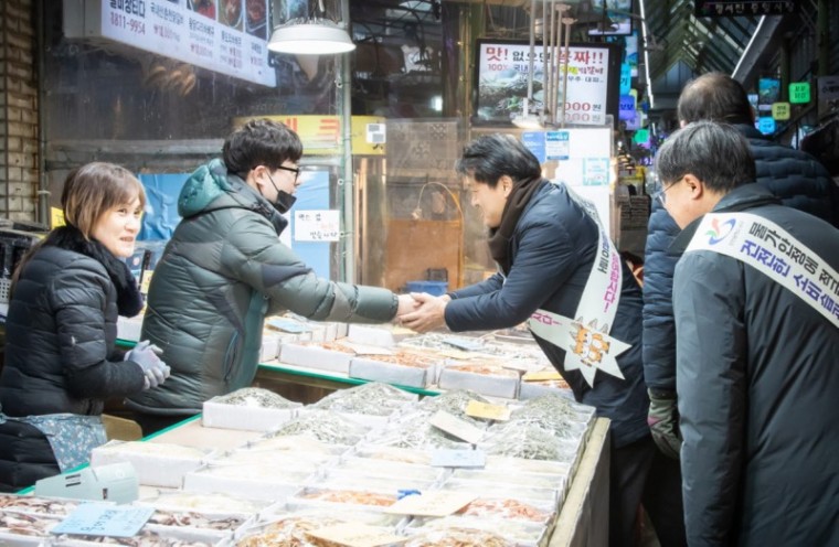 1인천 서구, 설 맞이 전통시장 방문으로 상인 격려(3).jpg