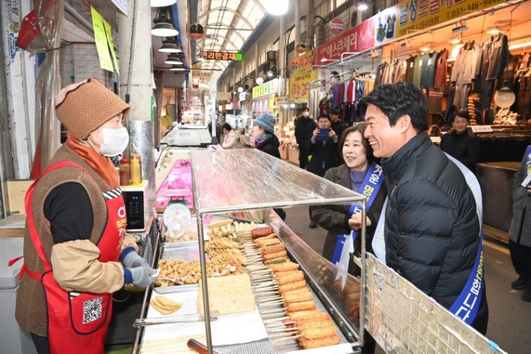 2-2. 조용익 부천시장이 설 명절을 맞아 한신시장, 오정시장을 방문해 상인들과 덕담을 나누고 그간의 노고를 격려했다.jpg