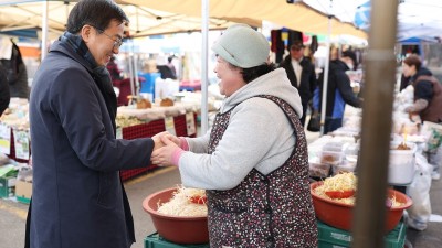 김포5일장 방문한 김동연, “전통시장․소상공인 지원 줄이면서 선거 때만 찾는 건 이율배반”... 정부와 여당 비판