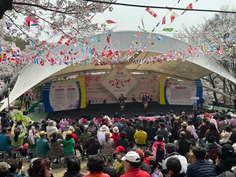 1-2. 벚꽃축제를 즐기는 시민들 모습.jpg