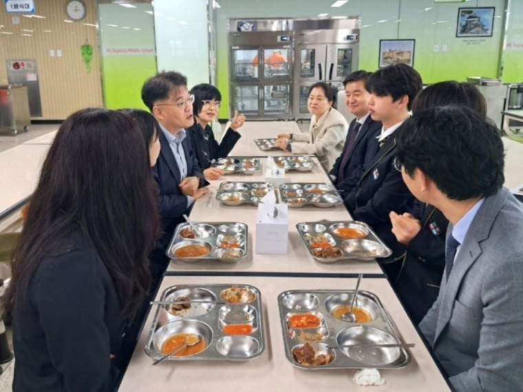 240411 경기도교육청, 자율선택급식 실천학교 방문으로 현장 소통과 지원에 힘쓴다(학교급식보건과) 사진4.jpg