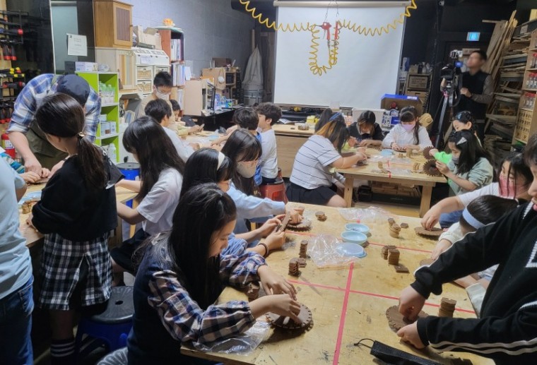 1. 부천부흥초등학교 4학년 2반 학생들이 마을배움터에서 목공 체험을 하고 있다..jpg