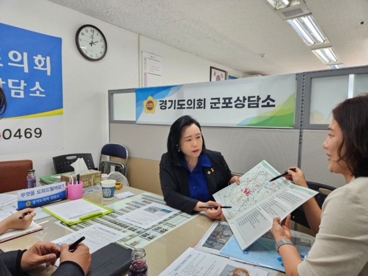 240516 정윤경 의원, 의왕군포안산 공공주택지구 추진현황 보고 받고 살피다1.jpg