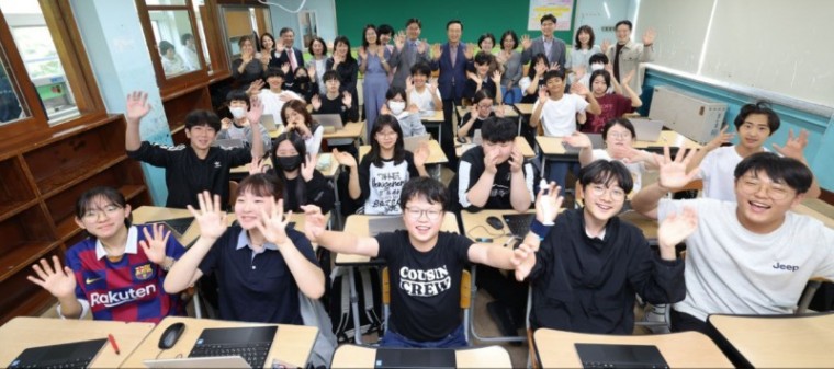 240521_임태희_교육감__“경기교육__세계에서_가장_잘_할_수_있는_인공지능_교수학습_플랫폼_만들_것”(사진1).jpg