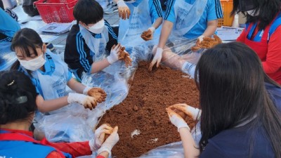 양촌읍 주민자치회, ‘양곡천 EM흙공 던지기’ 행사 진행