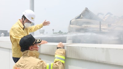 화성 공장화재 현장 찾은 김동연... “가용자원 총 동원, 신속 진압” 요청