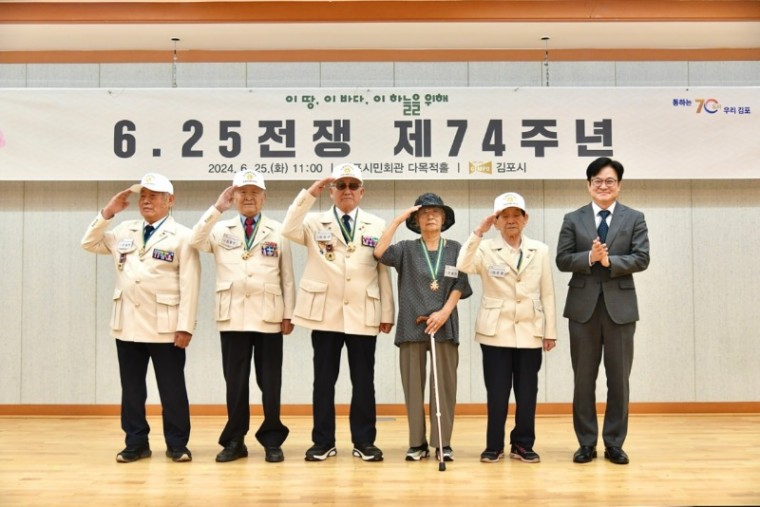 1-2 태극배지 달기 왼쪽부터 신재천, 김응선, 최성구, 오세진, 이준영) (1).jpeg