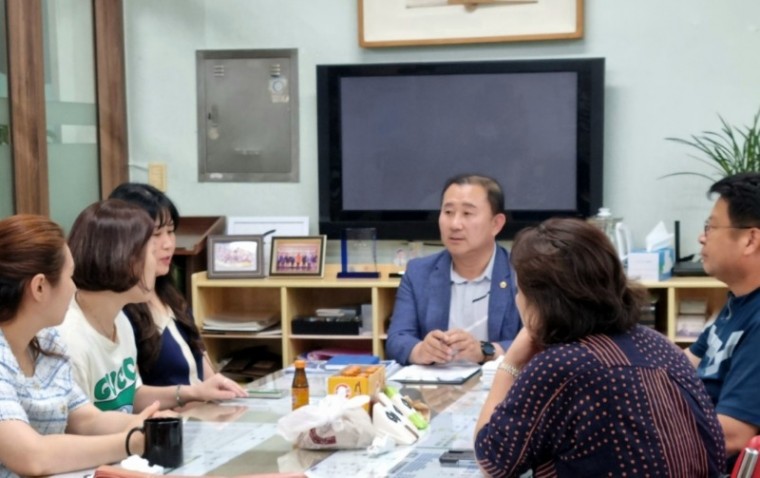 김철진 경기도의원, 안산 초지중학교 석면 제거 및 시설환경개선을 위한 정담회 개최.jpg