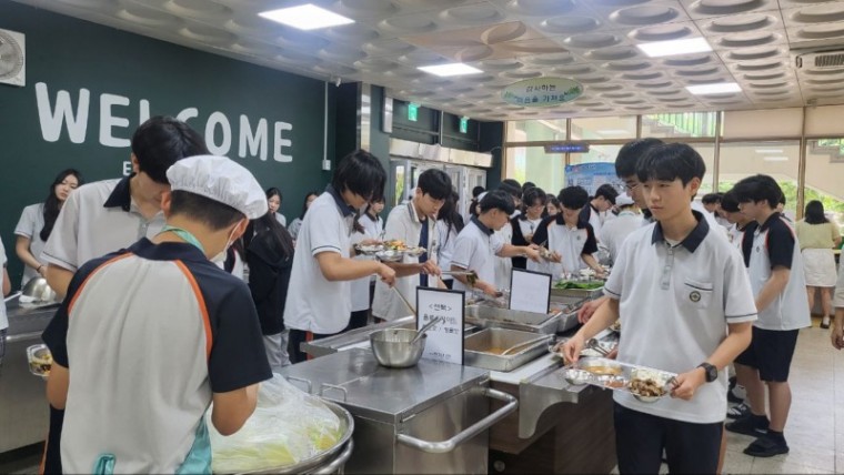 240717_경기도교육청__학생_95%가_행복해하는_자율선택급식_2026년까지_750개로_확대(사진1).jpg