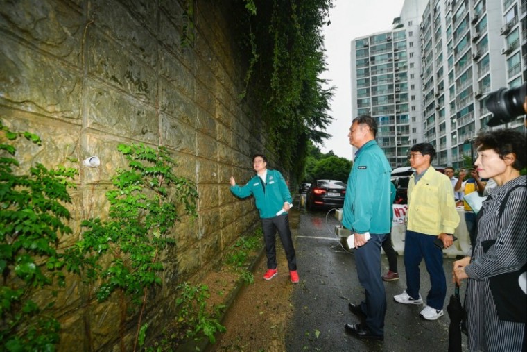 4. 18일 오후 김병수 김포시장이 폭우로 주민대피 명령이 내려진 사우동 신안농장마을을 방문했다.jpeg