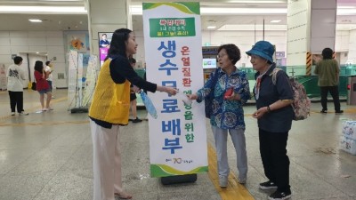 폭염경보 발령... 김포시, 골드라인 역사에서 무료 생수 배부