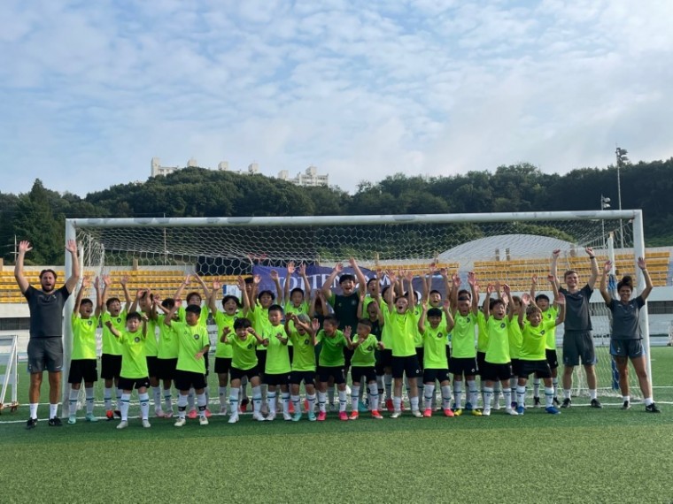 사진1. 토트넘 코칭스태프와 기념사진촬영중인 김포FC U-12 선수단.jpg