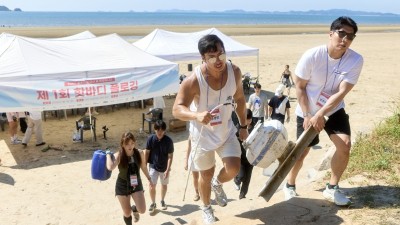 인플루언서들, 태안 해변 찾아 환경정화 활동