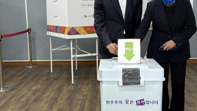 바꿔야 한다는 유권자들... 당선 확신... 한연희 강화군수 후보 내외 일찌감치 사전투표 마쳐